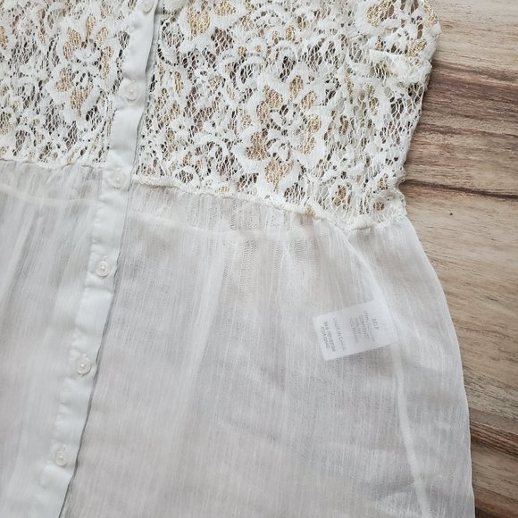 Kirra | Sheer Lace Sleeveless Button Down - Picture 6 of 8